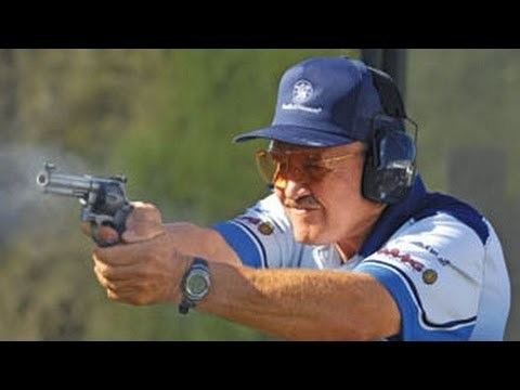 Jerry Miculek Fastest shooter EVER Jerry Miculek World record 8 shots in 1