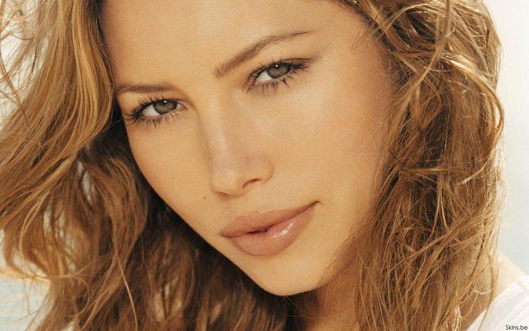 Jessica Biel Jessica Biel Shows Off Baby Bump Madonna Drops New Video