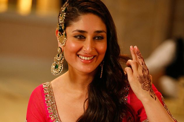 Jhoomar movie scenes Heroine Honestly speaking Kareena looked quite ugly in some portions of this film particularly the greenish make up in the press conference scene 