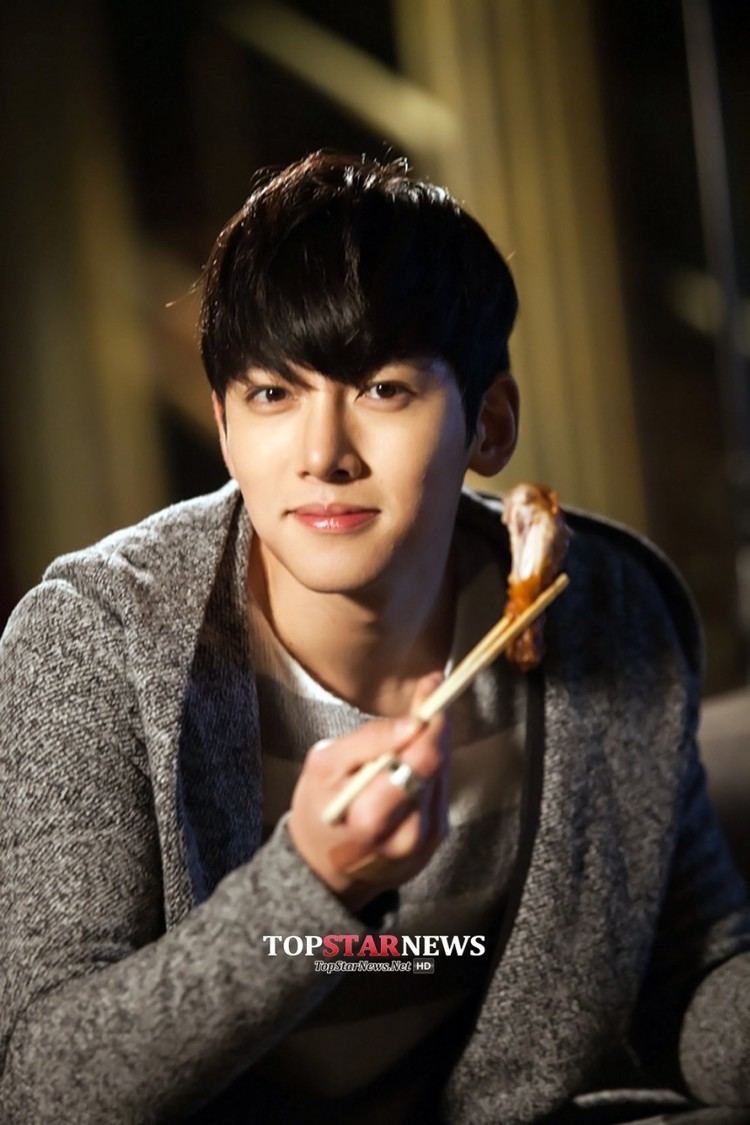 Ji Chang-wook Drama Ji Chang Wook enjoys a lonely chicken feast in