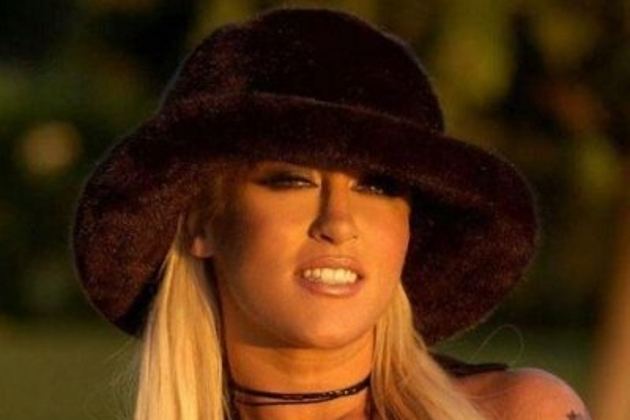 Smiling Jill Kelly wearing a fur brown hat