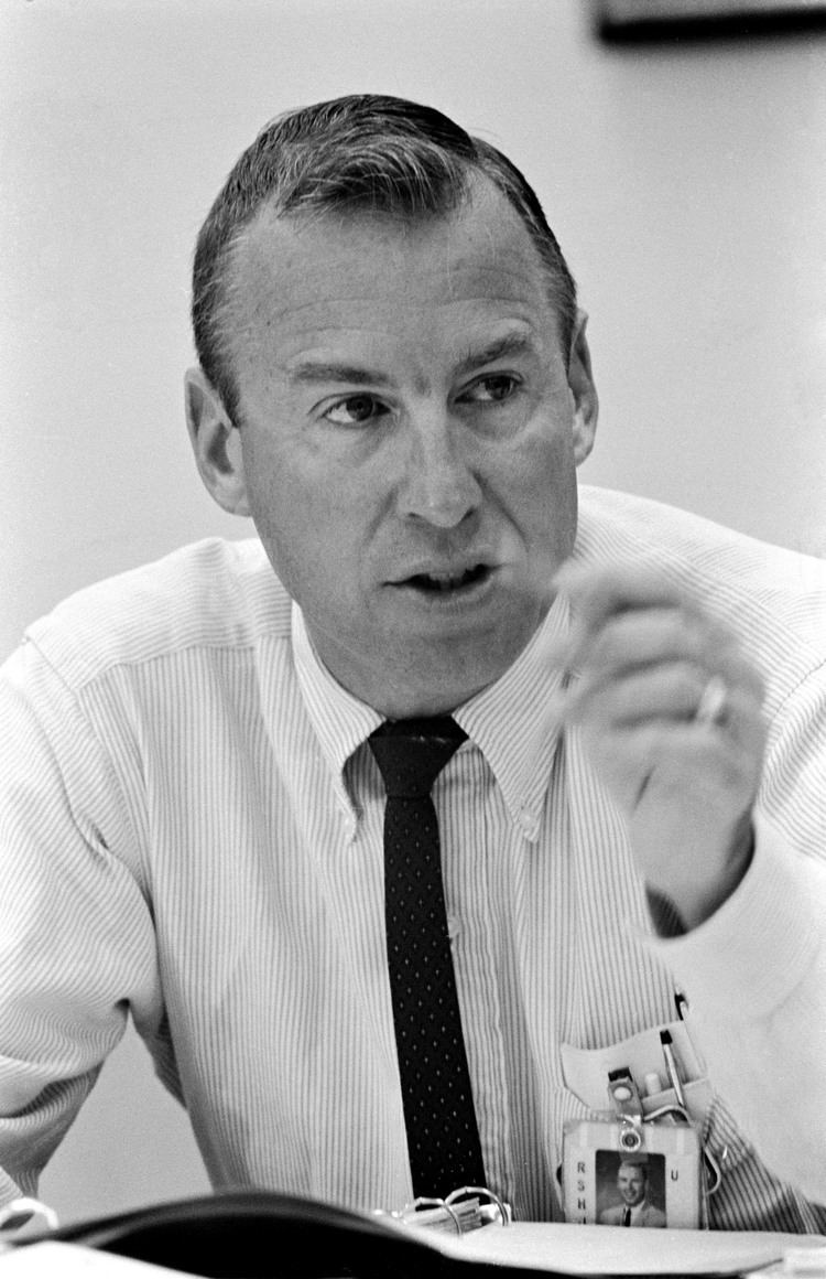 Jim Lovell FileApollo 8 Jim Lovell in Building 4jpg Wikimedia Commons