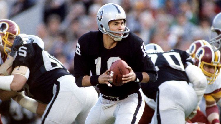 Former Oakland Raiders quarterback Jim Plunkett waves during a ceremony  honoring the 1983 Los A …