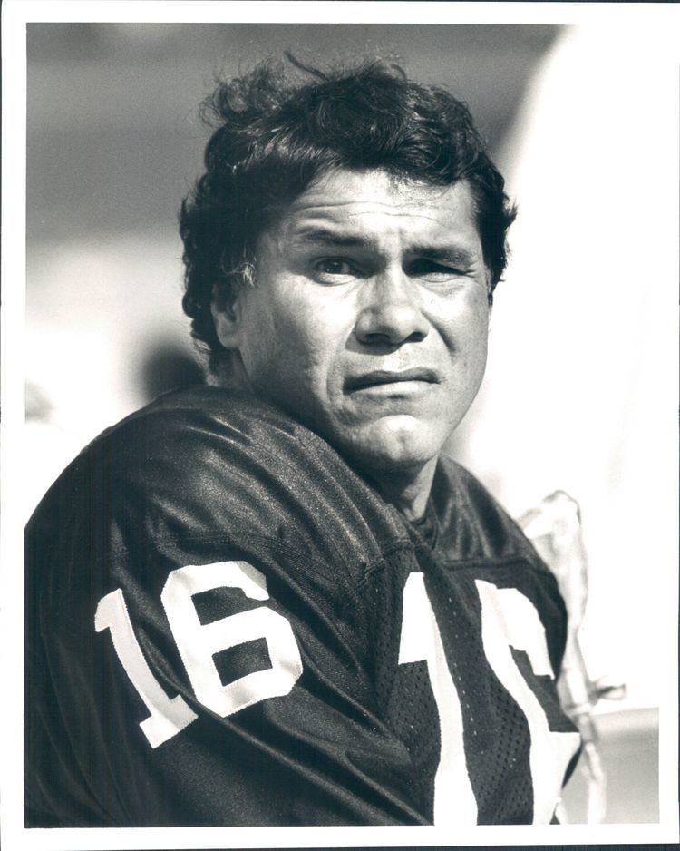 Former Oakland Raiders quarterback Jim Plunkett waves during a ceremony  honoring the 1983 Los A …