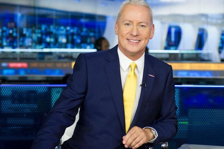 Jim White (presenter) Sky Sports News presenter Jim Whites yellow tie for transfer