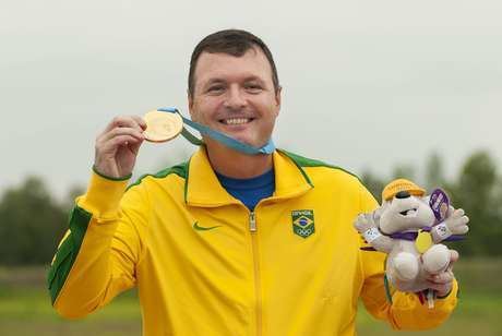 Júlio Almeida Jlio Almeida ganha ouro na pistola 50 m no Pan 2015