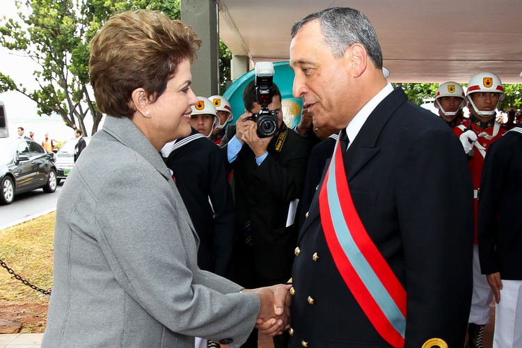 Júlio Soares de Moura Neto Dilma Rousseff cumprimenta o comandante da Marinha Almirante de