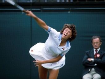 Jo Durie in tennis court court playing tennis