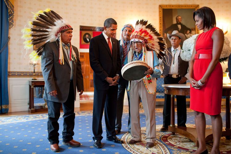 Joe Medicine Crow IndianzCom gt Joe Medicine Crow helps break ground on new