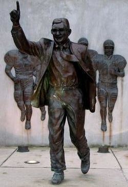 Joe Paterno statue httpsuploadwikimediaorgwikipediaenthumb6