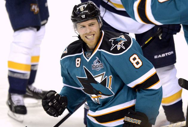 Joe Pavelski Joe Pavelski signs fiveyear extension with Sharks