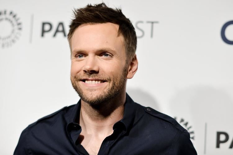 Joel McHale thesoupcomedianjoelmchalestartedofwithawreckedvwbugnowdrivesaporsche954291jpg