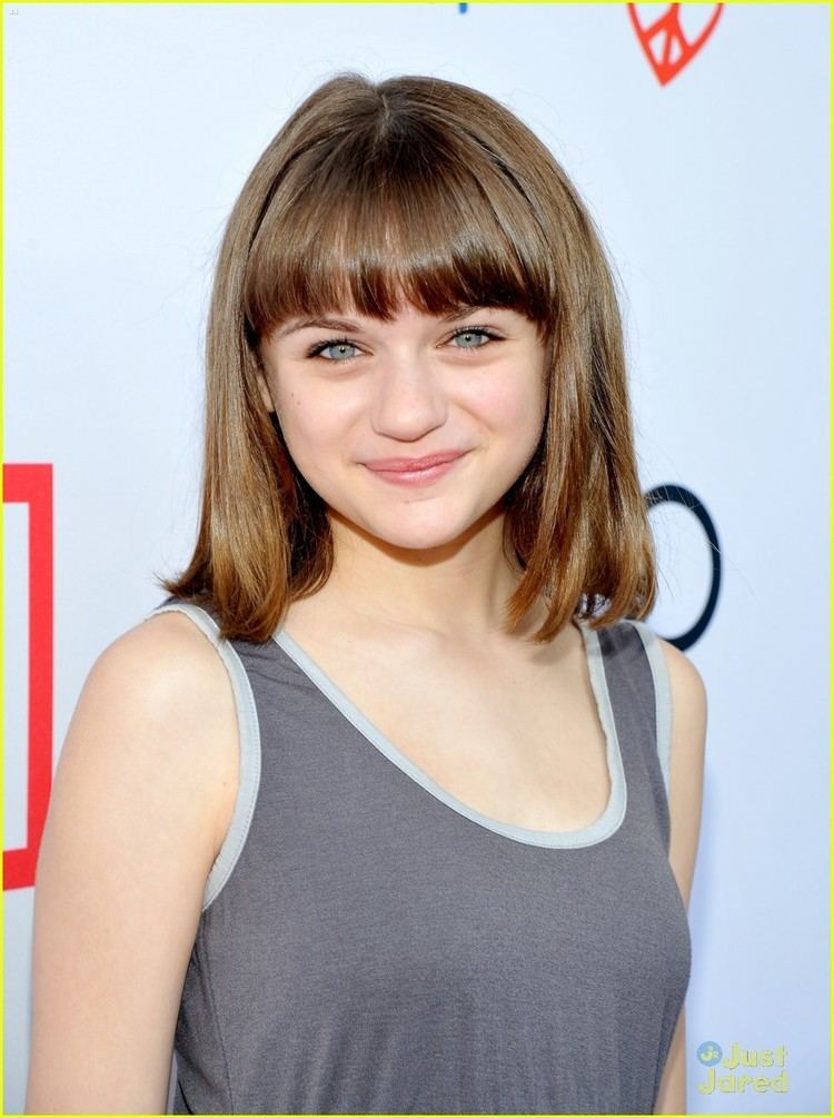 Joey King Hailee Steinfeld amp Joey King Style Sunday with Children