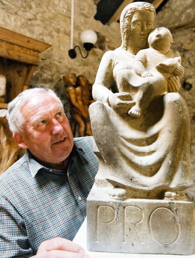 John Bunting (sculptor) idailymailcoukipix20091023article1222569