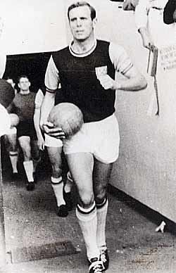 John Dick (footballer, born 1930)