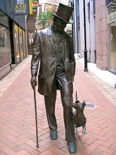 John Plimmer Statue of John Plimmer and his dog Fritz at the entrance to the