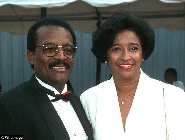 Johnnie Cochran First wife of OJ Simpson lawyer Johnnie Cochran alleged he beat her