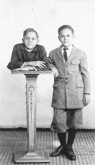 Johnny Eck Sideshow performer Johnny Eck the HalfBoy with his twin