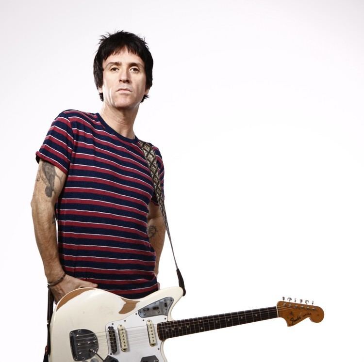 Johnny Marr JohnnyMarrfulllengthagaisntwhitewithJagcopye1338806505100jpg