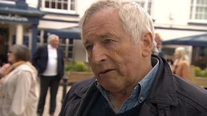 Jonathan Dimbleby Jonathan Dimbleby in Totnes traffic change protest march