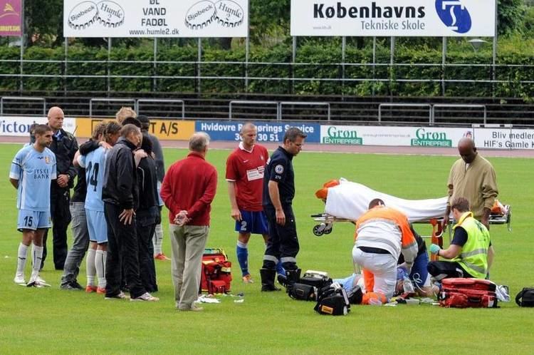 Jonathan Richter was hit by lighting in a football match, his teammates and the medics are on the field
