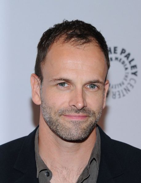 Jonny Lee Miller Jonny Lee Miller Photos quotElementaryquot 2013 PaleyFest