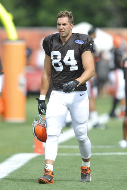 Jordan Cameron Browns training camp Tight end Jordan Cameron meets with