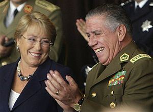 José Alejandro Bernales El jefe de Carabineros de Chile y otras 10 personas mueren en un