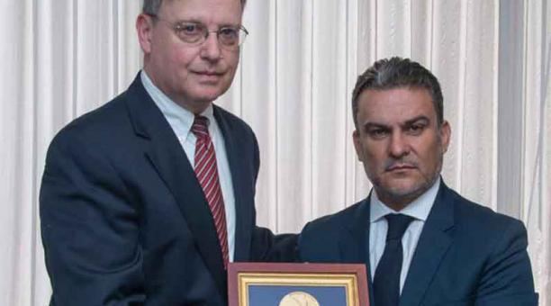 José Serrano (Ecuadorian politician) La DEA condecora al ministro Jos Serrano por los resultados