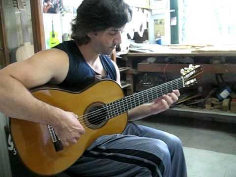 José Yacopi Probando una Guitarra Jose Yacopi de Concierto de Palosanto de India