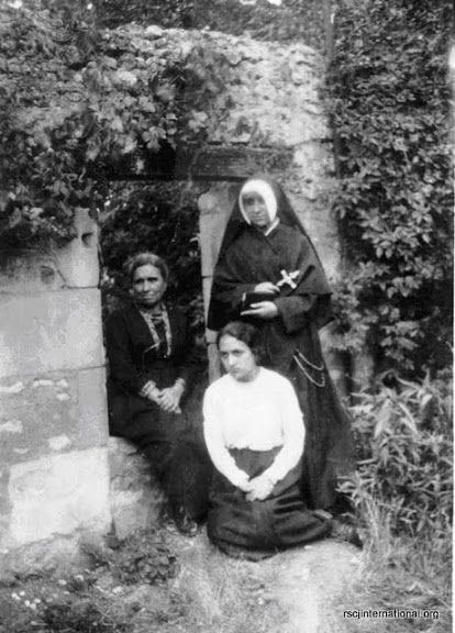 Josefa Menéndez Sister Josefa Menndez RSCJ 18901923 with her mother and her
