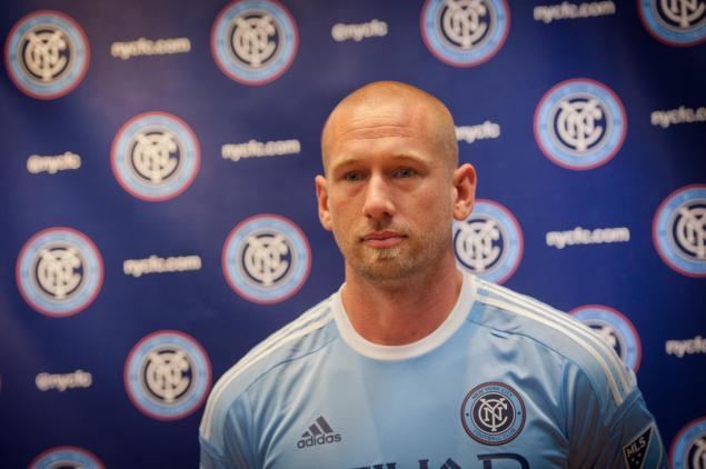 Josh Saunders NYCFC goalie Josh Saunders hits head on goalpost NY