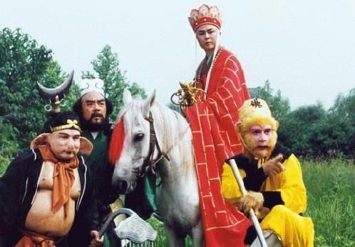 Xu Shaohua riding on a horse with Liu Xiao Ling Tong, Ma Dehua, and Yan Huaili in a scene from the 1986 TV series, Journey to the West