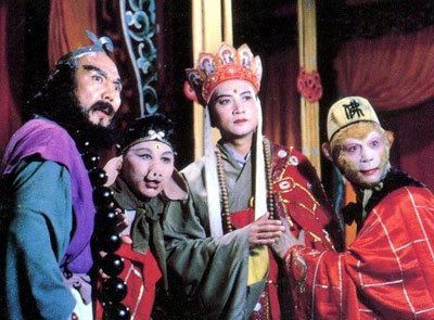 Xu Shaohua, Liu Xiao Ling Tong, Ma Dehua, and Yan Huaili looking at something in a scene from the 1986 TV series, Journey to the West