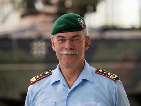 Jörg Vollmer Groer Zapfenstreich in Dresden General Jrg Vollmer bernimmt Heer