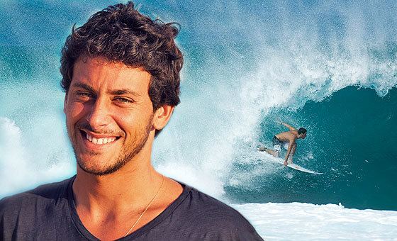 Jérémy Florès Jrmy Flors invited to the Eddie Aikau GET WASHED Online Surf