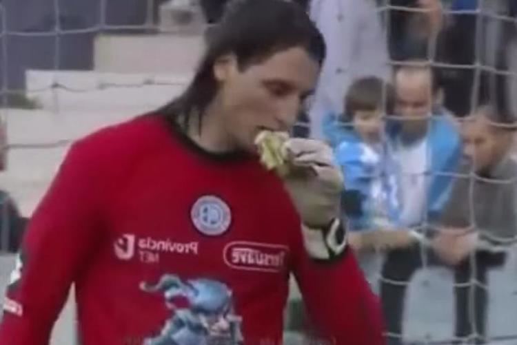 Juan Carlos Olave Fan Throws Burger at Goalkeeper Juan Carlos Olave so He Eats It