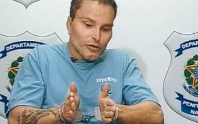 Juan Carlos Ramírez Abadía with handcuff and wearing a blue t-shirt