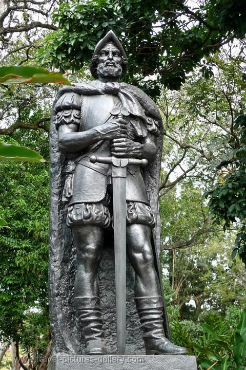 Juan Vásquez de Coronado Pictures of Costa Rica San Jose0035 statue of conquistador Juan