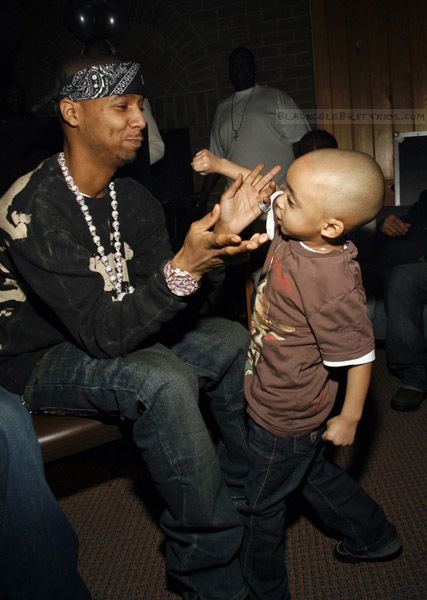 Juelz Santana CANDIDS WITH RAPPER JUELZ SANTANA AND SON JUJU BLACKCELEBRITYKIDS