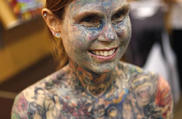 Julia Gnuse wearing piercings and covered her body with tattoos.