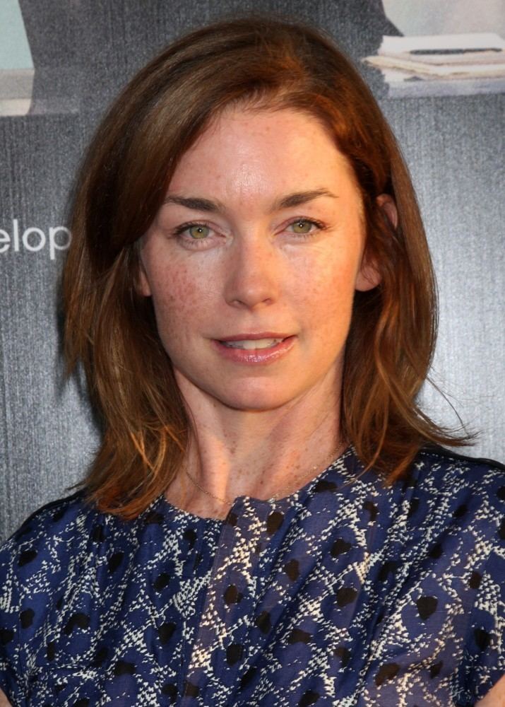 Actors Julianne Nicholson and Jonathan Cake arrives at the Los Angeles... |  WireImage | 146633197