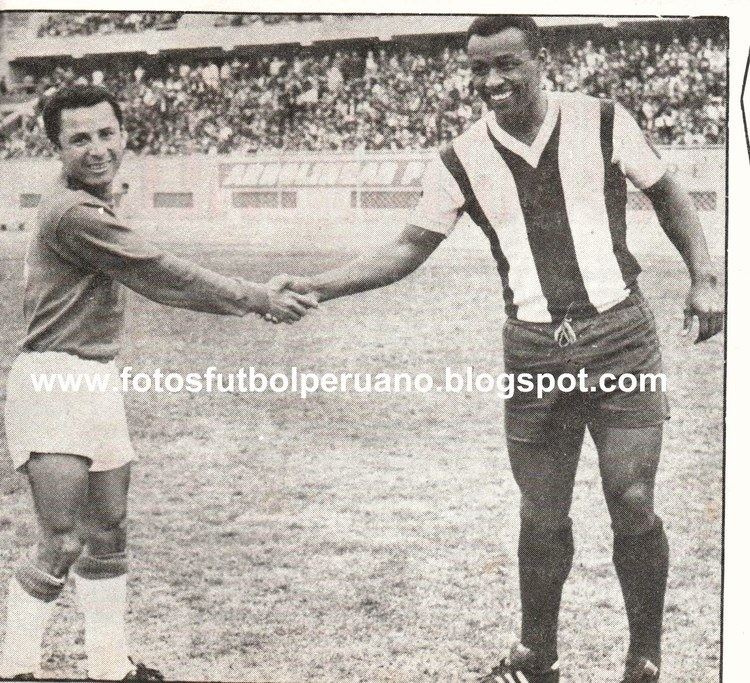 Julio Baylón Fotos Ftbol Peruano Augusto quotPerroquot Vilchez y Julio Bayln 1969