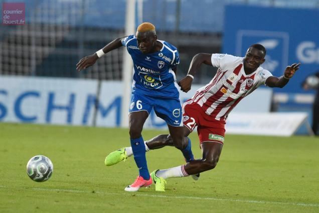 Junior Sambia Football Ligue 2 Sambia latral gauche face Auxerre Courrier