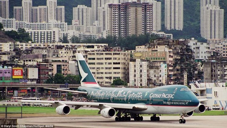 Kai Tak Airport Incredible pictures of airplane near misses show EXACTLY why the