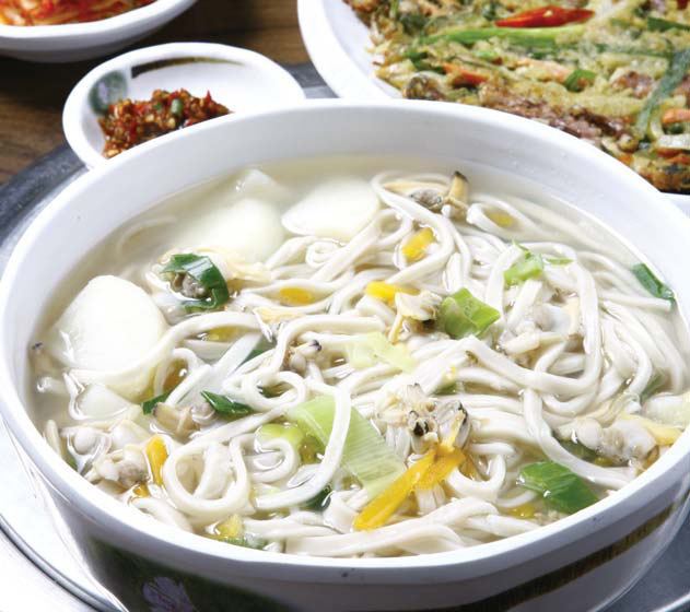 Kal-guksu How To Eat Kalguksu The Korean Noodle Soup by delictika iFoodtv