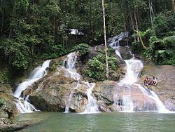 Kanching Falls httpsuploadwikimediaorgwikipediaenthumb1