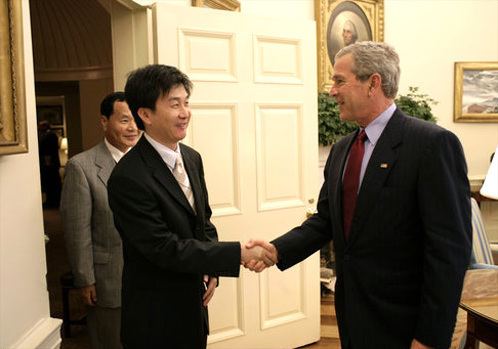 Kang Chol-hwan FileKang Cholhwan and George W Bushjpg Wikimedia Commons