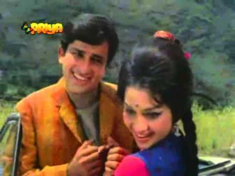 Asha Parekh smiling with Shashi Kapoor in a music video of Likhe Jo Khat Tujhe