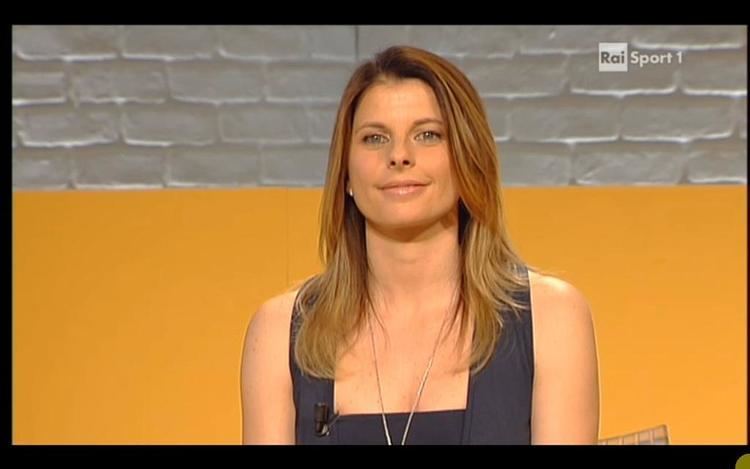 Katia Serra on Rai Sport 1 wearing a black sleeveless shirt
